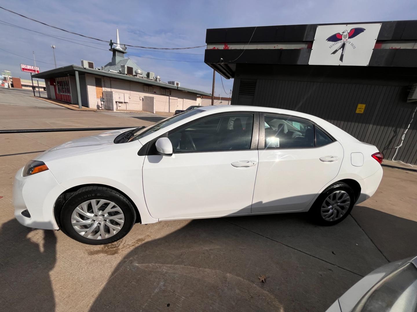 2018 WHITE TOYOTA COROLLA SE; LE; XLE; SE 6M (5YFBURHE6JP) with an 1.8L L4 DOHC 16V engine, 6M transmission, located at 8101 E. Skelly Dr., Tulsa, OK, 74129, (918) 592-3593, 36.121891, -95.888802 - Photo#2